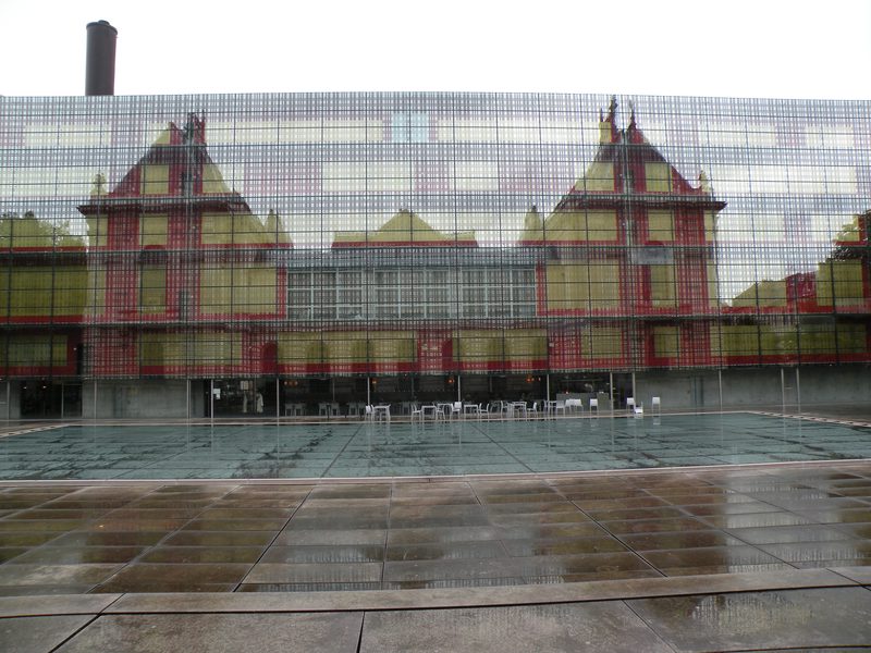  reflet dans la façade miroir du musée des Beaux-Arts